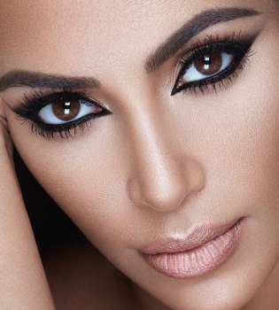 Идеальная красота: Ким Кардашьян опубликовала серию восхитительных фото крупным планом