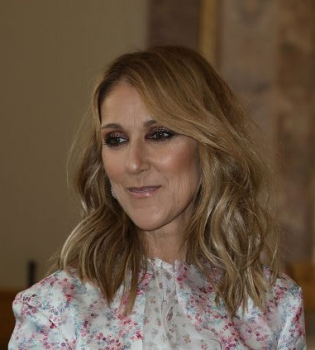 Маленькие джентльмены: Селин Дион позирует с сыновьями-близнецами