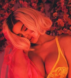 Нет слов: поклонники обсуждают самые горячие фото Кайли Дженнер за все время в Instagram