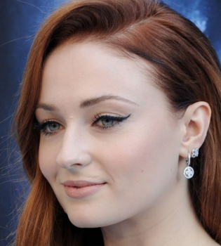 Бонжур, красотка: Софи Тернер примерила стильный французский образ