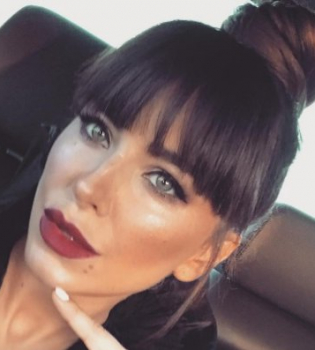 Сексуальный лук: Ани Лорак показала стройные ноги в джинсовых мини-шортах