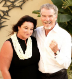 Пирс Броснан поделился с поклонниками снимком своей 53-летней супруги в купальнике