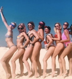 Все красотки в сборе: Кара Делевинь собрала всех своих подруг на вечеринку в Мексике