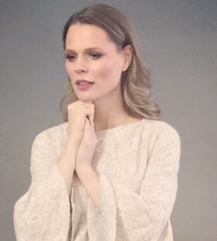 Ольга Фреймут подчеркнула стройную фигуру после родов нарядом почти за 47 тысяч