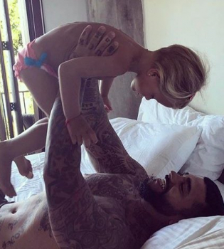 Трехлетняя дочь Тимати искренне и трогательно поздравила папу с днем рождения