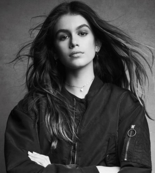 Кайя Гербер показала идеальную фигуру в рекламе джинсов