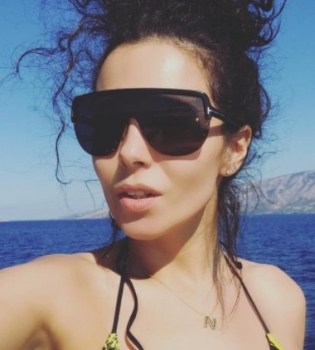 Какие формы: Настя Каменских взбудоражила сеть откровенным фото в бикини