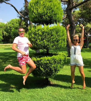 Дядя Жора в женской компании отправился в Турцию