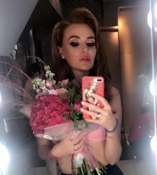 СЕксуальная домохозяйка: солистка &laquo;Неангелов&raquo; Слава Каминская убирает дома в кружевном белье