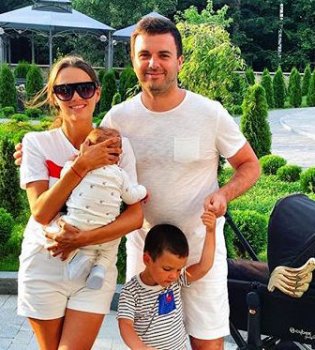 Первое путешествие вчетвером: Григорий Решетник с семьей отдыхает в Карпатах