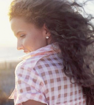 Стройная фигура и минимум макияжа: Инна Цимбалюк засыпала сеть снимками с пляжа