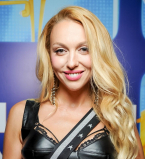 Оля Полякова сразила публику на премьере Эмоджи Муви