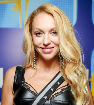 Оля Полякова сразила публику на премьере Эмоджи Муви