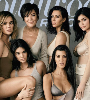 Эпоха семейства Кардашьян: Ким Кардашьян с мамой и сестрами снялась в роскошной фотосессии