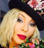 Яркая даже в повседневности: Ирина Билык вышла в свет в оригинальном наряде