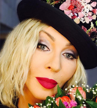 Яркая даже в повседневности: Ирина Билык вышла в свет в оригинальном наряде