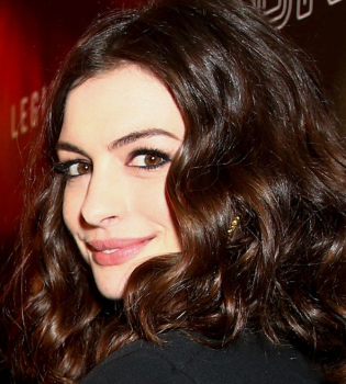 Не для прессы: в сеть попали интимные фотографии Энн Хэтэуэй и ее мужа