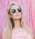 В платье из лепестков роз: Пэрис Хилтон позирует в нежном наряде