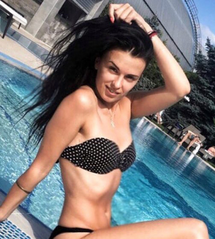 Брюнетка из A.R.M.I.A удивила пикантными фото