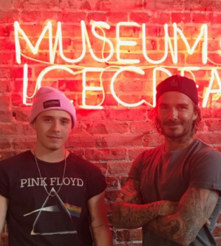 Все захотели сладкого: Виктория и Дэвид Бекхэм с детьми посетили Музей мороженого