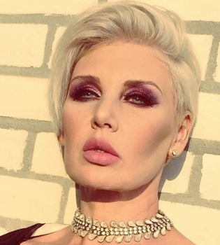 48-летняя дива Светлана Вольнова показала фигуру в купальнике