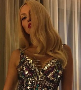 По-богатому: Оля Полякова позирует в сексуальном боди из стразов