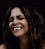 Яркий акцент: 51-летняя Холли Берри покрасила волосы в розовый цвет