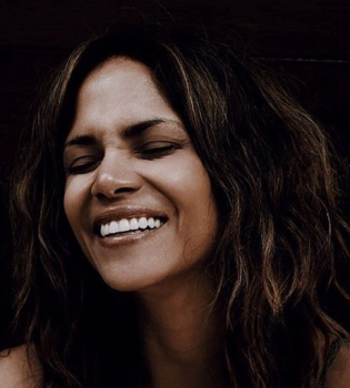 Яркий акцент: 51-летняя Холли Берри покрасила волосы в розовый цвет