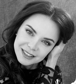 Красавица-украинка: Лилия Подкопаева позирует в стильной вышиванке