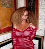 Молодая мама Бейонсе соблазняет роскошными формами в облегающем красном платье