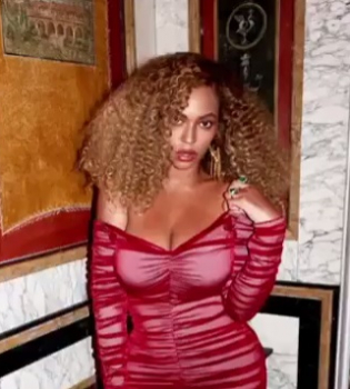 Молодая мама Бейонсе соблазняет роскошными формами в облегающем красном платье