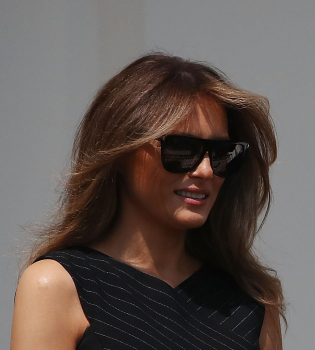 Леди в черном: Мелания Трамп удивила публику сдержанным нарядом