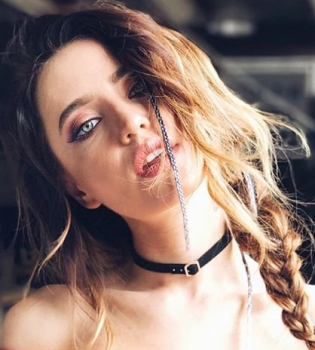 Акцент на ягодицы: Надя Дорофеева показала роскошные формы в красном белье