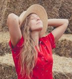 Алена Шоптенко восхитила стильной красной вышиванкой