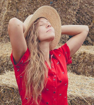 Алена Шоптенко восхитила стильной красной вышиванкой