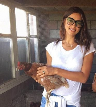 Каникулы у бабушки: Ирина Шейк засыпала сеть снимками с деревни