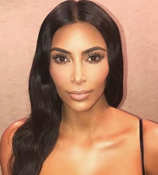 Бюстгальтер и пиджак нараспашку: Ким Кардашьян обескуражила новым сексуальным образом