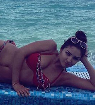 В отличной форме! Дважды мама Ангелина Завальская показала фигуру в купальнике