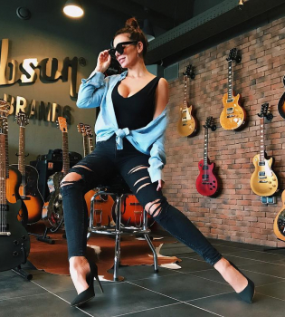 Анна Седокова порвала платье