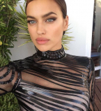 Ирина Шейк селфи в купальнике