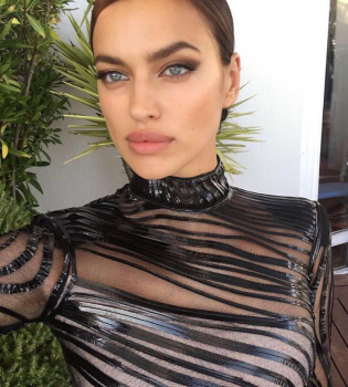 Ирина Шейк селфи в купальнике