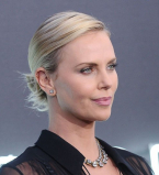 Плохая мать: фанаты осуждают Шарлиз Терон за то, что она одевает сына в платья