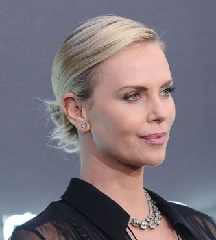 Плохая мать: фанаты осуждают Шарлиз Терон за то, что она одевает сына в платья