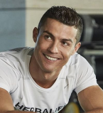 Семейное фото: Криштиану Роналду позирует с беременной девушкой и тремя детьми