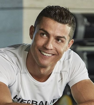 Семейное фото: Криштиану Роналду позирует с беременной девушкой и тремя детьми