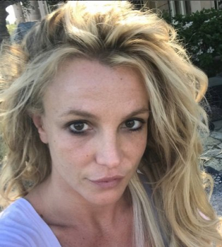 Никакого гламура: Бритни Спирс показала фото без макияжа и прически