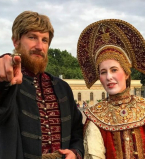 Кокошник, лицо в белой пудре и русский народный костюм: Ксения Собчак взорвала сеть новым образом