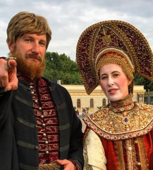 Кокошник, лицо в белой пудре и русский народный костюм: Ксения Собчак взорвала сеть новым образом