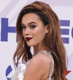 Мария Яремчук вышла на сцену в золотом платье-плаще