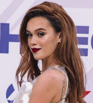 Мария Яремчук вышла на сцену в золотом платье-плаще